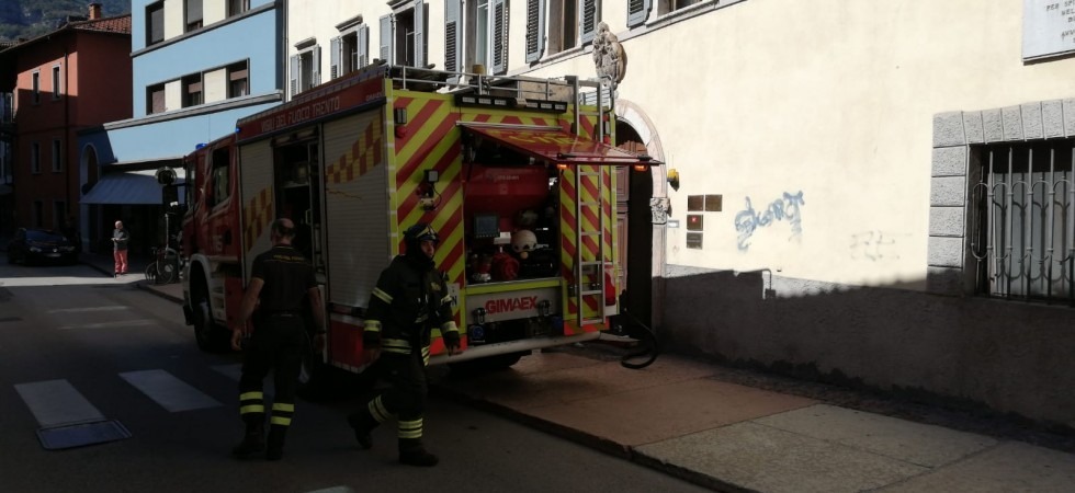 Incendio a Trento, nel cortile di un palazzo